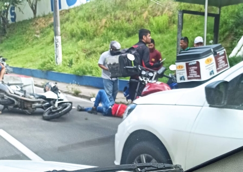 Motociclista é arremessado em pista durante acidente em Manaus