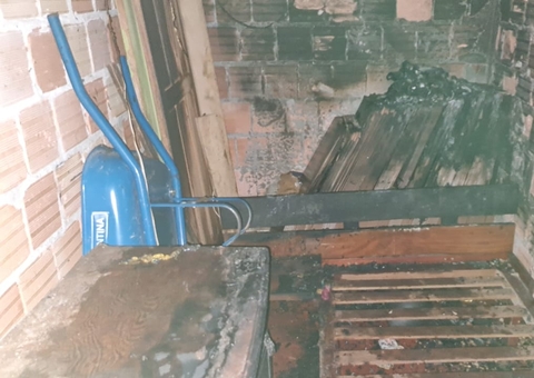 Casa com idosa e crianças pega fogo após curto circuito, em Manaus