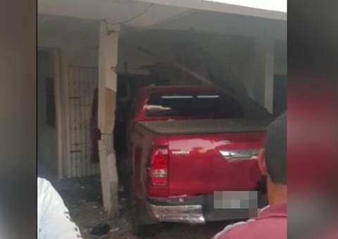 Sentado na calçada, homem morre atropelado por caminhonete desgovernada 
