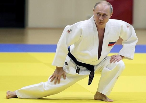 Federação Internacional de Judô suspende Putin de presidência honorária