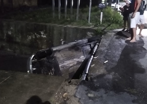 Carro de motorista de aplicativo com passageiros dentro cai em igarapé em Manaus