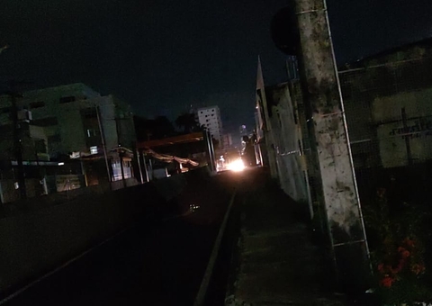 Bairros de Manaus ficam sem energia elétrica na noite deste domingo