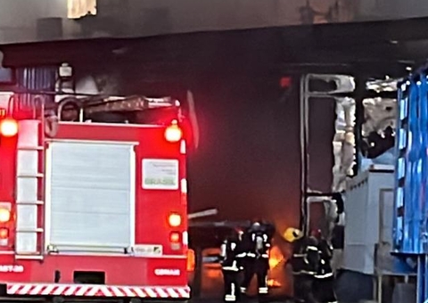 Vídeos: Incêndio atinge empresa Bertolini em Manaus; nuvem de fumaça assusta populares