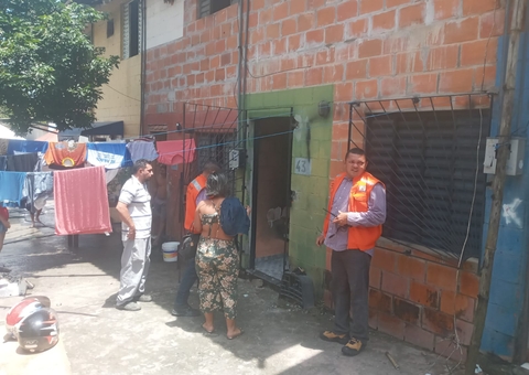 Casa pega fogo e assusta família em Manaus 