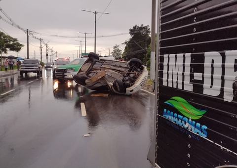 Motorista tem mal súbito, capota carro e morre em avenida de Manaus