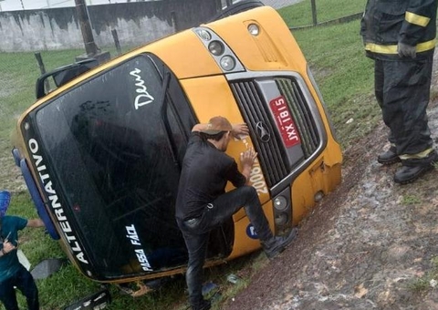 Homem é flagrado arrancando numeração de Amarelinho que capotou em Manaus
