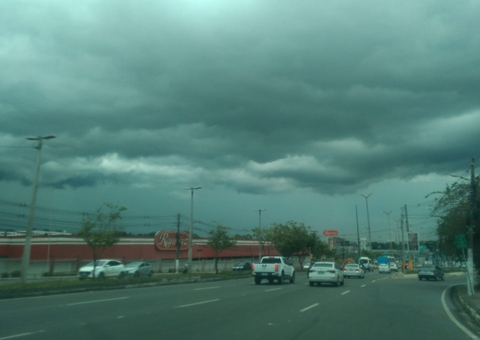 Chuva e ventania deixa moradores em alerta em Manaus 