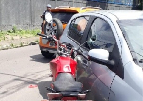 Acidente entre carro e moto deixa duas pessoas feridas em Manaus