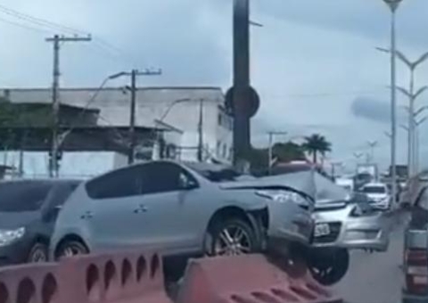 Carro fica engatado em 'dente de dragão' após acidente em Manaus; vídeo