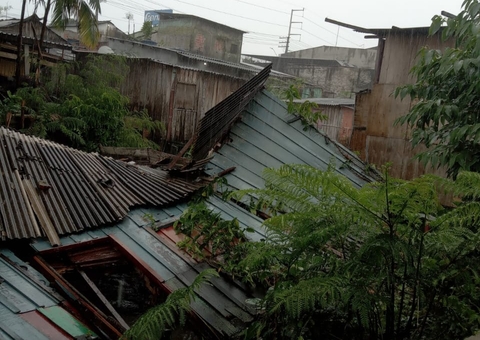 Casa desaba em área de risco durante temporal em Manaus