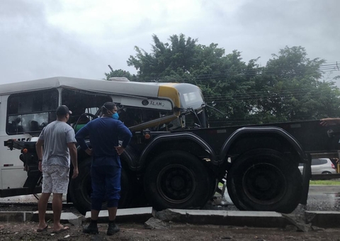 Ônibus é atravessado por carreta em grave acidente no Distrito em Manaus