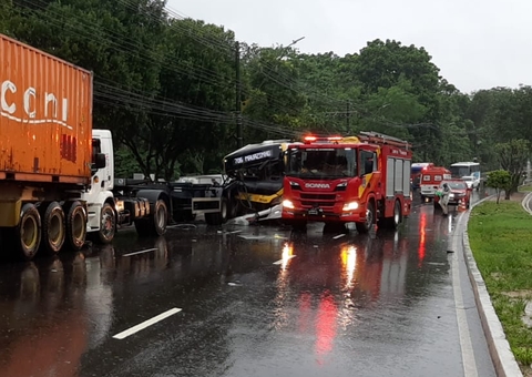 Acidente entre ônibus e carreta no Distrito deixa 12 feridos em Manaus