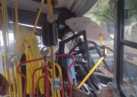 Com cobradora presa às ferragens, veja como ficou ônibus após acidente em Manaus