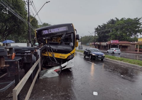 Passageira de ônibus que colidiu com carreta segue internada em Manaus