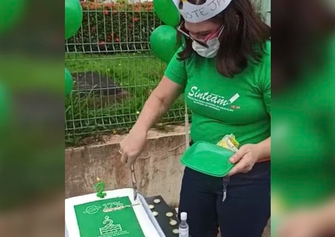 Esperando 2 anos por audiência, professores fazem manifestação com bolo em Manaus