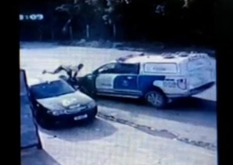 Viatura da PM acerta 'em cheio' moto de suspeitos de assaltos em Manaus; veja vídeo