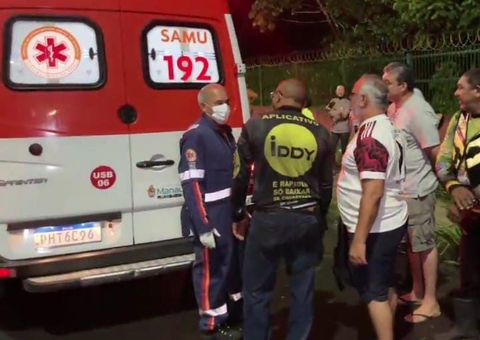 Motociclista e passageiro são arremessados durante acidente em Manaus 