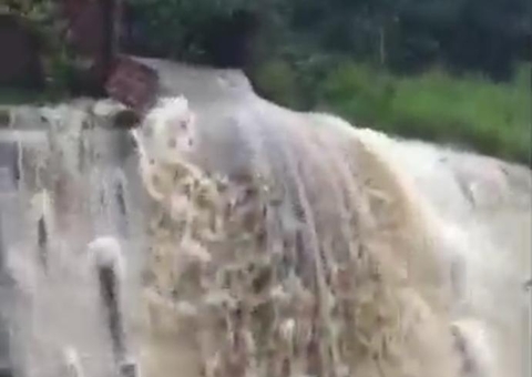 Vídeo: Temporal derruba muro de chácara e enxurrada atinge parte de residencial em Manaus