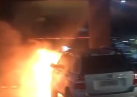 Carro fica em chamas e deixa trânsito caótico na Djalma Batista em Manaus; vídeo