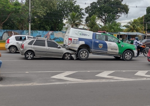 Carro vai parar debaixo de viatura durante acidente em Manaus