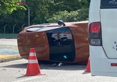 Carro capota e deixa trânsito lento em avenida de Manaus; vídeo
