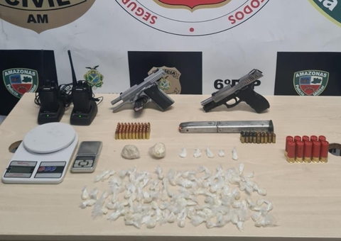 Dupla fortemente armada é flagrada com drogas em fundo falso de casa em Manaus