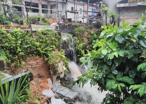 Chuva atrapalha trânsito e causa deslizamentos em Manaus
