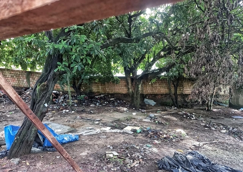 Famílias são retiradas de terreno particular invadido em Manaus 