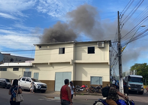 Incêndio consome casa e assusta moradores em avenida de Manaus
