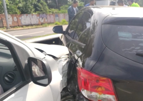 Manobra arriscada termina em acidente em avenida de Manaus