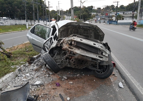Poste atravessa carro em grave acidente em Manaus