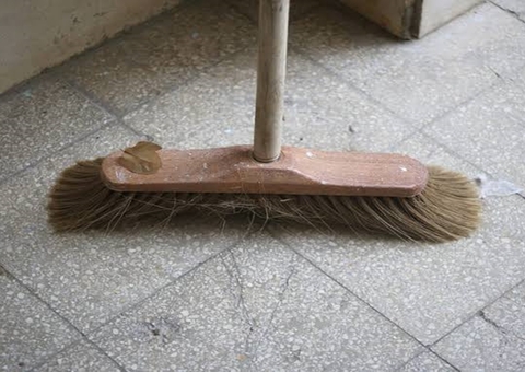 Homem alega traição e agride esposa com cabo de vassoura