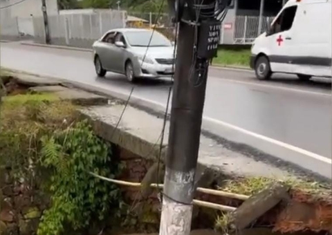 Poste de energia vai parar dentro de igarapé após calçada ceder em Manaus; vídeo