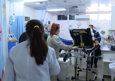 Irmãos achados em mata após quase 1 mês desaparecidos chegam em Manaus para tratamento