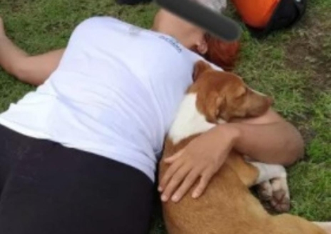 Ao desviar de cachorro, mulher cai de moto e animal deita ao lado dela durante resgate