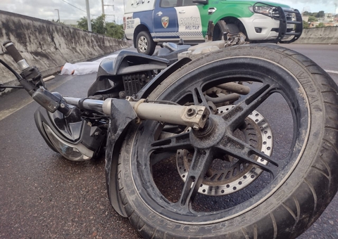 Padeiro empresta motocicleta e morre em grave acidente em viaduto de Manaus