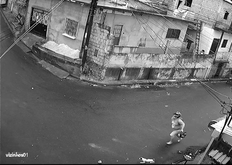Criminosos roubam motociclista e tentam matar vítima em Manaus; Veja vídeo