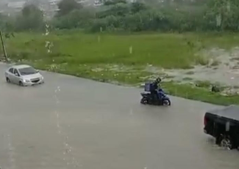 Chuva forte causa alagamento em rua de Manaus e complica motoristas; Vídeo