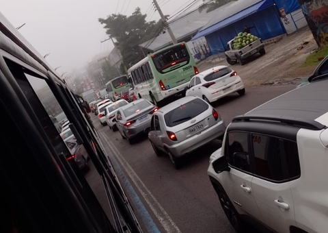 Liberação atrasa e bloqueio no viaduto do Manoa causa caos em avenida