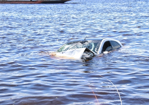 Carro vai parar dentro do rio durante fuga de assaltantes em Manaus