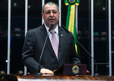 Omar pede que Senado apure denúncias de tráfico de influência no MEC