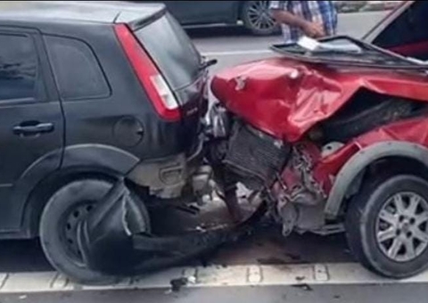 Motorista fica ferido após acidente entre quatro carros na Avenida Torquato Tapajós; vídeo