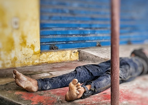 Detento é achado morto na calçada de comércio em Manaus