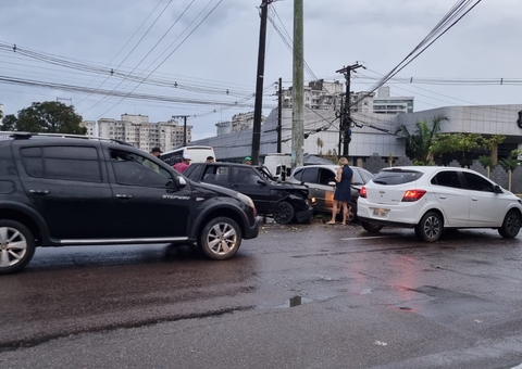 Acidente entre carros durante chuva deixa três feridos em Manaus