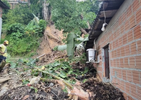 Chuva causou desabamento de casas e deslizamento de terra em Manaus
