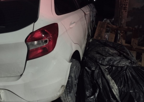 Casal é preso após colidir com muro de casa durante fuga em em Manaus