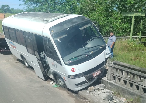 Micro-ônibus colide com mureta e quase cai em igarapé em Manaus
