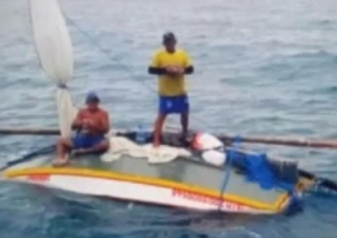 Pescadores sobrevivem bebendo água da chuva durante 6 dias após barco naufragar