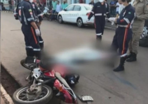 Criança morre após cair de moto e ser atropelada por caminhão; vídeo