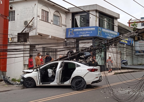 Beijo ao volante termina em acidente com dois feridos em Manaus 